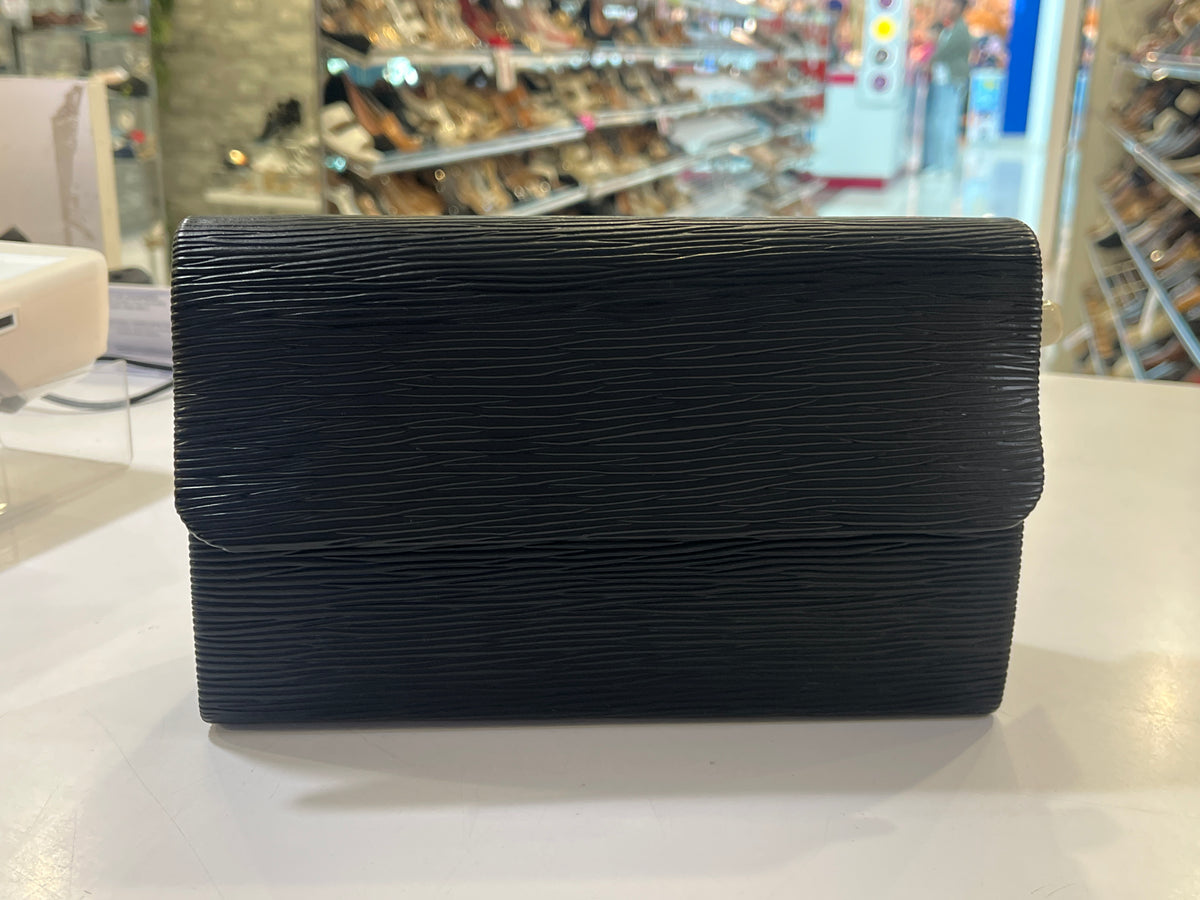 Coastal Clutch